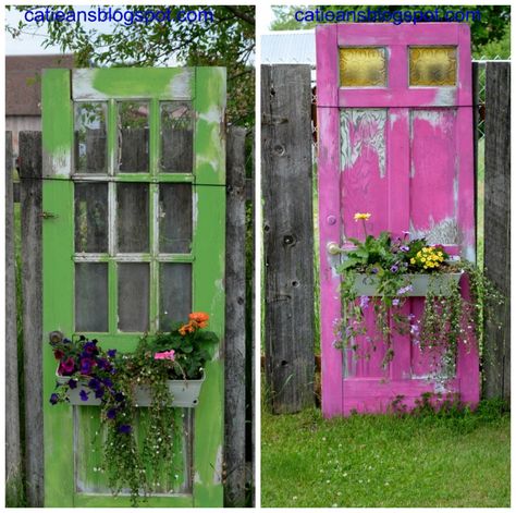 Old Door Outdoor Decor, Old Door Projects Outdoors Garden Ideas, Garden Door Ideas, Old Screen Door Ideas, Diy Planter Stand, Old Door Projects, Recycled Door, Door Projects, Door Planter