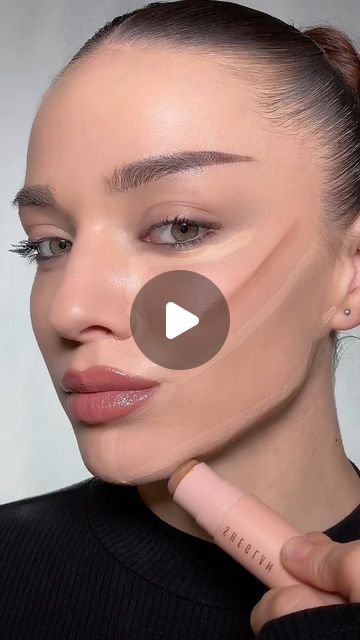 Concelear Shades, Make Up Contouring Tutorial, How To Do Contour, Concelear Makeup Best, Conturing Makeup Face, Natural Contour Makeup, Face Contouring Makeup Tutorial, Contour Makeup For Beginners, Contoured Makeup