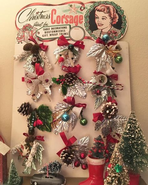 Vintage Christmas Decorations 1950s, Christmas Corsage, Old Time Christmas, Retro Christmas Decorations, Vintage Christmas Crafts, Vintage Holiday Decor, Christmas Ephemera, Vintage Christmas Images, Old Christmas