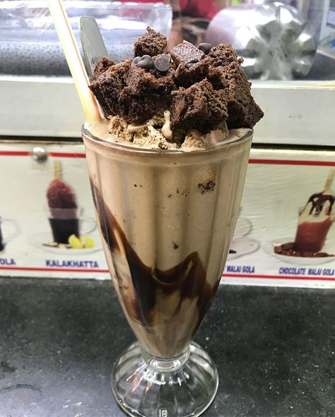 Mocha brownie chocolate milk shake!! Very yummy and must try if u happen to be at Juhu beach. 😘😍👍#iphone7photography #indianblogger… Brownie Shake, Chocolate Milk Shake, Juhu Beach, Dark Chocolate Brownie, Juice Ad, Dark Chocolate Brownies, Chocolate Milkshake, Milk Shake, Favourite Food