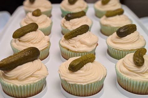 Pickle Cupcakes, Dill Pickle Recipe, Ice Cream Cupcakes, Easy Cupcake Recipes, Homemade Cupcakes, Cupcake Icing, Buttercream Recipe, Yay Or Nay, Brownie Cake