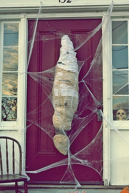 Ideas de decoración para Halloween Halloween Primitives, Haunted Trail, Diy Halloween Dekoration, Fun Diy Halloween Decorations, Halloween Decorations Ideas, Halloween Camping, Dekorasi Halloween, Halloween Spider Decorations, Halloween Front Doors