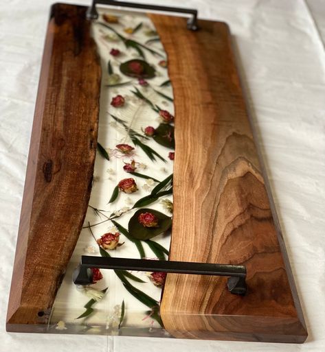 Dried Flower Epoxy Charcuterie Board - Etsy Dried Flower Epoxy, Epoxy Charcuterie Board, Flower Epoxy, Custom Serving Tray, Resin And Wood Diy, Artsy Ideas, Maker Ideas, Wood Epoxy, Craft Painting