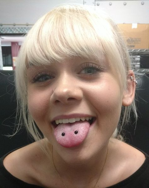 Tongue Piercing Double, Tongue Pericings, Scoop Piercing Tongue, Scoop Piercing, Tongue Piercing Ideas, Scoop Tongue Piercing, Spiderbite Piercings, Different Types Of Piercings, Tongue Piercings