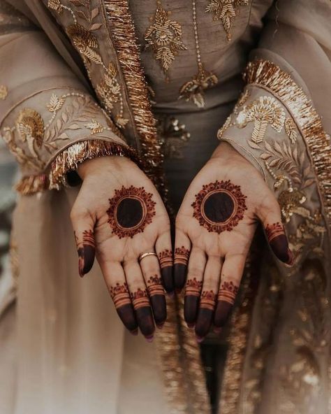 Round Mehndi Design, Palm Mehndi Design, Simple Mehendi Designs, Henna Tattoo Designs Hand, Henna Art Designs, Very Simple Mehndi Designs, Simple Mehndi Designs Fingers, Engagement Mehndi Designs, Pretty Henna Designs