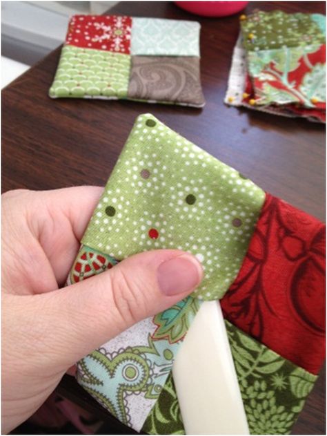 Fabric Mill: Holiday Mug Rug Tutorial Mug Rug Tutorial, Charm Squares, Quilted Coasters, Rug Tutorial, Mug Rug Patterns, Holiday Mug, Fabric Coasters, Costura Diy, Small Sewing Projects