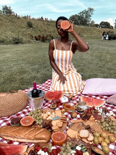 Picnic Platter, Aesthetic Outfits Hijab, Charcuterie Picnic, Picnic Date Food, Picnic Photo Shoot, Picnic Pictures, Picnic Photography, Aesthetic Picnic, Picnic Summer