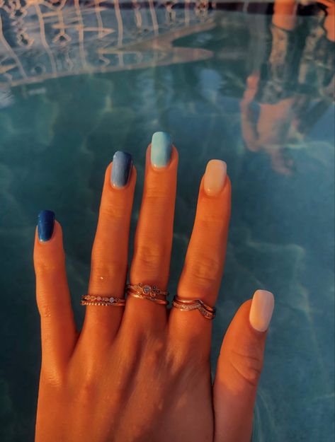 Florida Vacation Nails, Nail Trends Ombre, Nails For Florida Vacation, Beach Vacation Nail Ideas, Bahama Nails, Nails For Florida, Blue Ombré Nails, Fun Vacation Nails, Mexico Nails