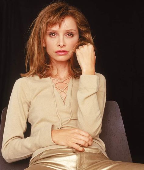 Calista Flockhart Calista Flockhart, Ally Mcbeal, Soft Autumn, Short Hair Styles, V Neck, My Style, Hair Styles, Women's Top, Hair