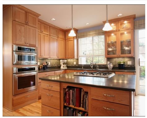 Oak cabinets with silver hardware, similar in color to my bathroom... I think this will work. Eclectic Kitchen Design, Stained Kitchen Cabinets, Honey Oak Cabinets, Painting Oak Cabinets, Kitchen Floors, Cabinet Options, Quartz Kitchen Countertops, Oak Kitchen Cabinets, Brown Cabinets