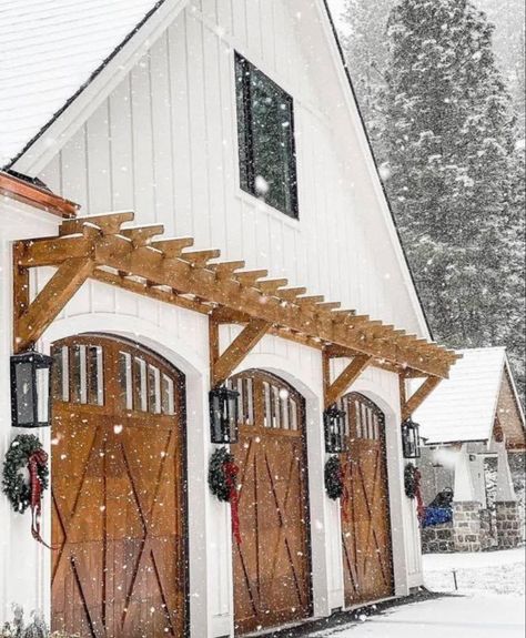 Modern Farmhouse Garage, Garage Pergola, Wooden Garage Doors, Farmhouse Shop, Farmhouse Garage, Living Pool, Garage Exterior, Rustic Exterior, Wooden Garage