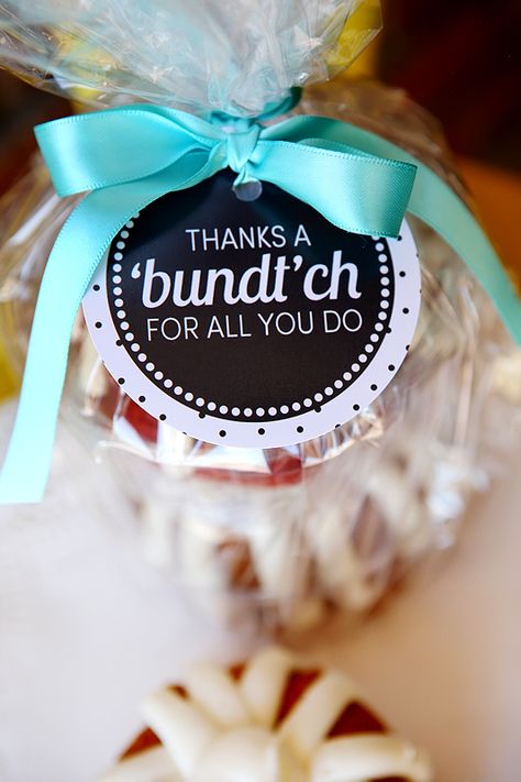 thank-you-bundt-cake...use with bundtlets from nothing bundt cakes! Volunteer Appreciation Gifts, Volunteer Gifts, Mini Bundt Cakes, Volunteer Appreciation, Staff Appreciation, Thanks A Bunch, Teacher Appreciation Week, Deco Floral, Candy Gifts