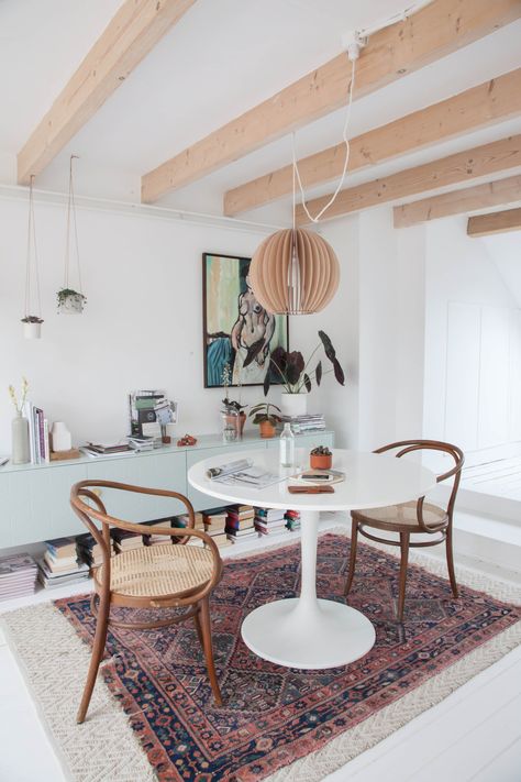 Saarinen Tulip Table, Boho Scandinavian, Tulip Table, Ideas Hogar, Wood Beams, The Ceiling, White Table, Scandinavian Interior, Scandinavian Home