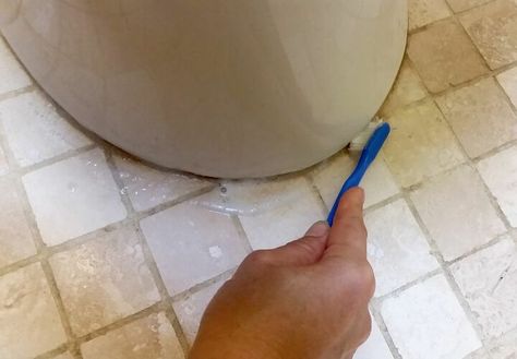 Tackling bathrooms is easier if you know how to clean bathroom areas with clever methods and products. Check out these Hometalkers’ great ideas and inventions. Swiffer Hacks, Cleaning Strategies, Clean Bathroom Grout, Easy Grout, Homemade Cleaning Wipes, Natural Toilet Cleaner, Diy Grout, Cleaning Bathroom Tiles, Cleaning Grout