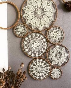 Lace Tutorial, Home Crochet, Doily Art, Crochet Wall Art, Doilies Crafts, Basket Wall Art, Crochet Dreamcatcher, Crochet Leaf Patterns, Dream Catcher Craft