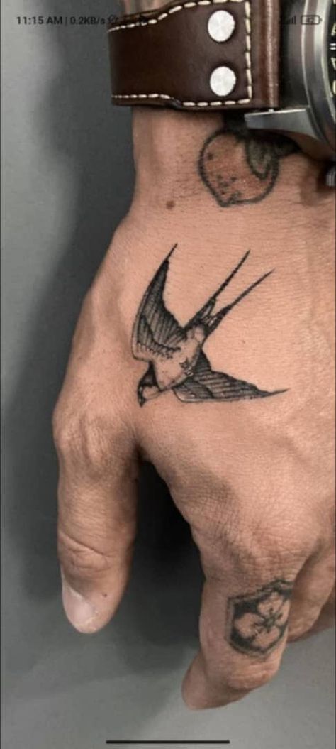 Swallow Hand Tattoo, Bird Hand Tattoo, Bird Tattoos Arm, Herren Hand Tattoos, Thigh Tattoo Men, Bird Tattoo Men, Hand And Finger Tattoos, Swallow Tattoo, Greek Tattoos