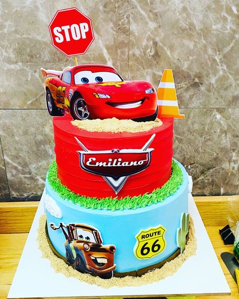 Mac Queen Cake Cars, Pastel Rayo Mcqueen, Cars Birthday Party Cake, Pastel Cars, Lighting Mcqueen Cake, Police Birthday Cakes, Cars Cake Design, Pixar Cars Birthday, Cars Theme Cake