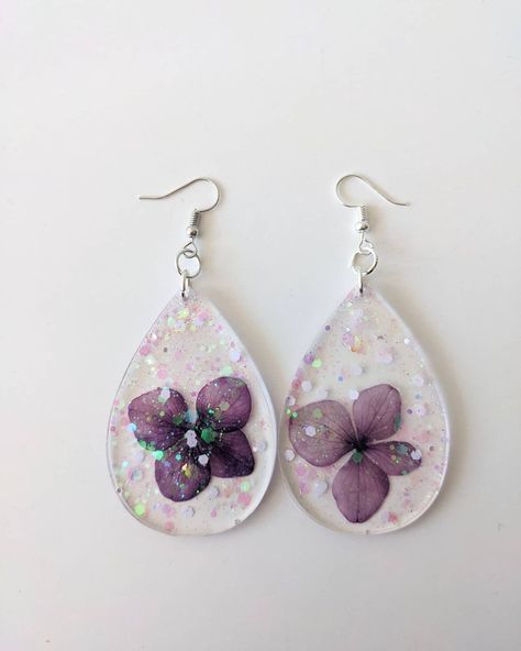 Purple Dried Flowers, Diy Resin Flowers, Dried Flowers Resin, Color Uva, Resin Jewelry Tutorial, Diy Resin Earrings, Dried Flower Resin, Dried Flowers Diy, White Holographic