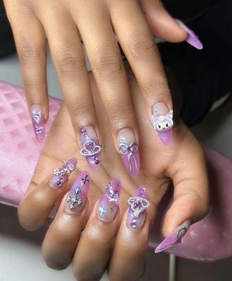 ombre nails, sanrio nail inspo, kuromi, nails with stars bows charms and cyber aesthetic (creds to nailssbymelek) Sanrio Aesthetic Nails, Sanrio Nails Aesthetic, Charms Nails Ideas, Kuromi Nails Purple, Sanrio Charm Nails, Sanrio Nails Kuromi, Purple Nails With Charms, Kuromi Nails Short, Nail Inspo Charms