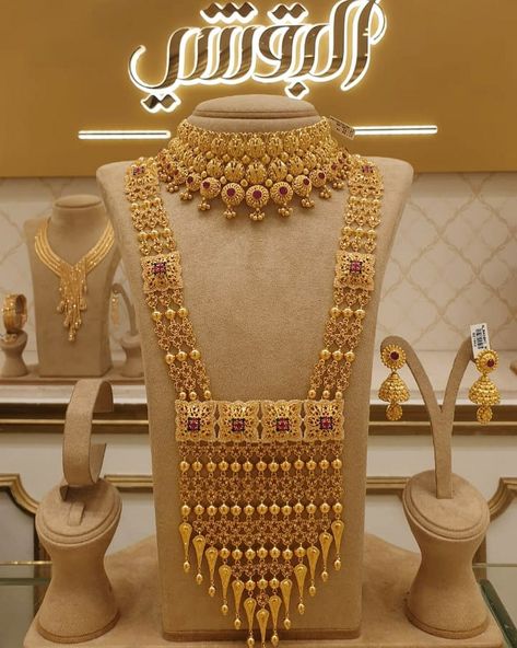 Ranihar Design Gold, Fashion Jewelry Necklaces Gold, Wedding Jewelry Sets Bridal Jewellery, Indian Wedding Jewelry Sets, Gold Jewelry Outfits, Bridal Jewelry Vintage, Bridal Jewellery Design, Handmade Gold Jewellery, Jewelry Set Design