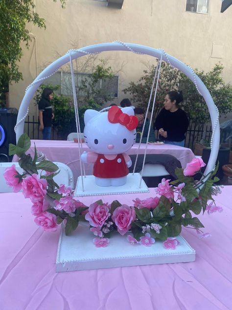 Hello Kitty Themed Quinceanera, Kuromi Centerpieces Ideas, Sanrio Centerpiece, Hello Kitty Party Centerpieces, Hello Kitty Table Centerpiece, Sanrio Centerpiece Ideas, Hello Kitty Quinceanera Theme, Sanrio Quinceanera, Hello Kitty Table Decorations