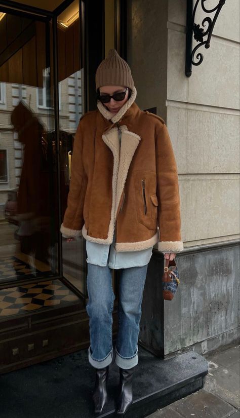 Sweden Street Style, Fleece Jacket Outfit, Sherling Coat, Cropped Jacket Outfit, Snow Outfits For Women, Rome Outfits, Winter Coat Outfits, Casual Luxe, Winter Outfit Inspiration