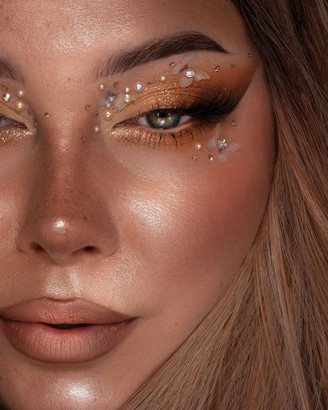 𝓢𝓾𝓶𝓶𝓮𝓻 𝓜𝓸𝓸𝓭 🍹🌴Which one is your favourite? by @ohhmels Gold Eye Makeup Looks, Gold Goddess Makeup, Golden Makeup Look, Vs Hair, Golden Eye Makeup, Golden Makeup, Goddess Makeup, Gold Smokey Eye, Gold Makeup Looks