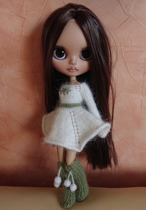 Tan Blythe Doll, Blythe Doll Brown Hair, Tan Brunette, Doll Backgrounds, Blythe Dolls For Sale, Reference Board, Winter Princess, Brown Hair Brown Eyes, Gothic Dolls