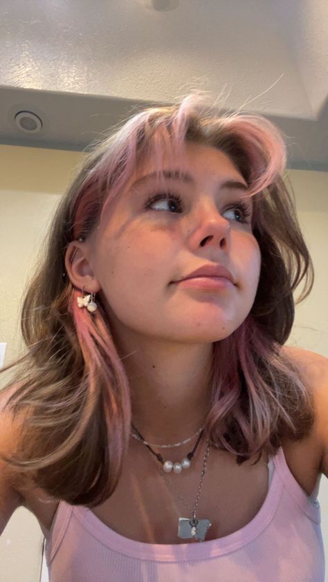 Light Pink Hair, Pink Hair Dye, Peekaboo Hair, Hair Streaks, Dyed Hair Inspiration, Pretty Hair Color, Peinados Fáciles Para Cabello Corto, Hair Stylies, Dye My Hair