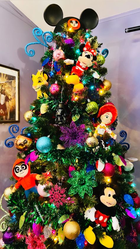 Disney inspired Christmas tree filled with all sorts of Disney Characters Character Tree Christmas, Disney Characters Christmas Tree, Disney Pixar Christmas Tree, Pixar Christmas Tree, Christmas Tree Disney Theme, Christmas Tree Character Ideas, Disney Theme Christmas Decorations, Disney Xmas Decorations, Disney Inspired Christmas Tree