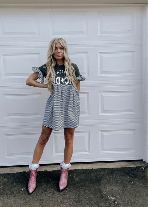 T Shirt Dress With Cowgirl Boots, Grungy Cowgirl Outfit, Funky Western Outfit, Grunge Western Outfits, Western New Years Outfit, Edgy Cowgirl Style, Grunge Cowgirl Outfits, Eclectic Cowgirl, Edgy Western Style