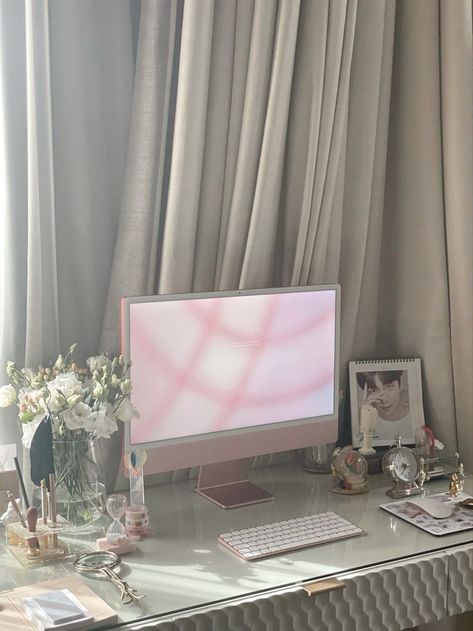 Light Pink Desk Setup, Aesthetic Mac Setup, Pink Imac Aesthetic, Imac Setup Aesthetic, Pink Imac Desk Setup, Pink Imac Desktop, Imac Aesthetic Set Up, Pink Computer Setup, Imac Desk Setup Aesthetic