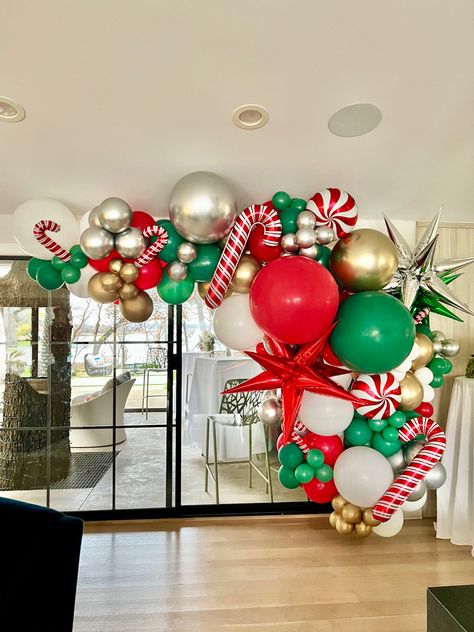 Holiday Balloon Garland, Christmas Balloon Arch Ideas, Christmas Party Friends, Christmas Balloon Garland, Office Xmas Party, Christmas Fiesta, Christmas Party Host, Balloon Tree, Christmas Balloon Decorations