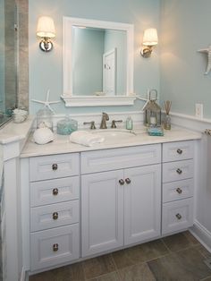 Vanity and wainscoting Beach Style Bathroom, Theme Bathroom, Beachy Bathroom, Beach Theme Bathroom, Cottage Bathroom, Bad Inspiration, Mirror Ideas, Nautical Bathrooms, Coastal Bathrooms