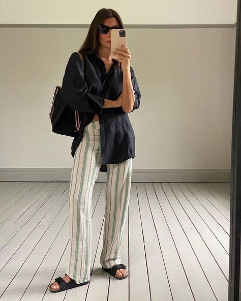 Striped Wide Leg Trousers, Alexa Chung Style, Birkenstock Outfit, Dior Shirt, Monochrome Outfit, All White Outfit, Casual Outfit Ideas, Simple Shirts, Fashion People