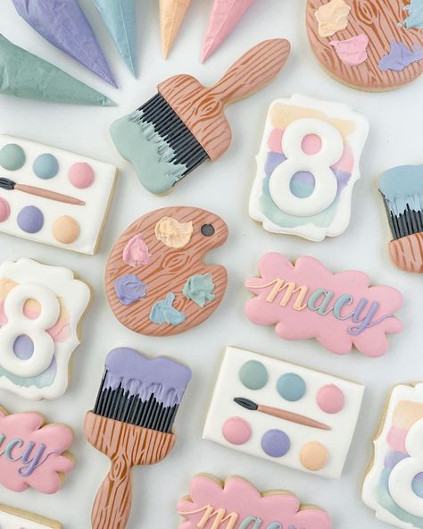 Rachel 💕 Sugar Cookie Sisters on Instagram: “Sweet little art set! 🎨⁣ ⁣ Inspired by @sarahscookiejar ⁣ ⁣ #royalicing #royalicingcookies #decoratedsugarcookies #decoratedcookies…” Cookies Theme, 귀여운 음식 그림, Desain Buklet, Sugar Cookie Designs, Cute Baking, Fancy Cookies, Creative Cookies, Cookie Inspiration, Iced Cookies