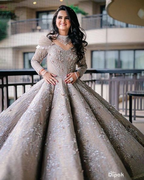 21+ Drool-Worthy Bridal Gowns We Spotted On Real Brides Giving Us Major Princess Vibes - SetMyWed Hair Styles For Gowns Western, Hairstyle With Gown, Evening Gown Hairstyles, Indian Evening Gown, Cocktail Outfits, Engagement Dress For Bride, Hairstyles For Gowns, Engagement Gown, Reception Gowns