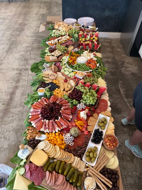 Grazing Table For 200 People, Grazing Table For 20 People, Big Charcuterie Board, Cheese Plates Appetizer, Charcuterie Wedding, Wedding Charcuterie, Charcuterie Display, Appetizers Table, Fishing Wedding