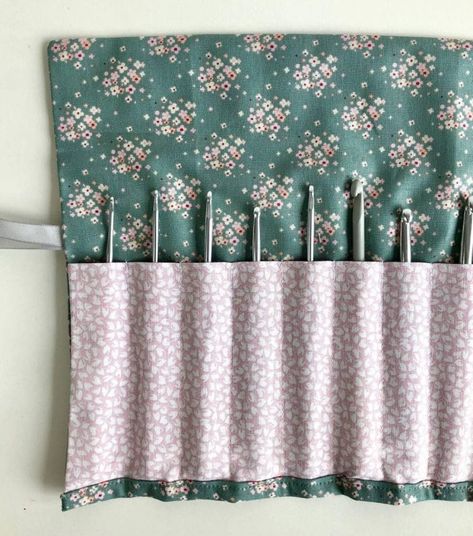 Crochet Hook Holder Pattern, Crochet Hook Storage, Diy Crochet Hook, Crochet Hook Roll, Crochet Hook Organizer, Crochet Hook Holder, Sewing Projects Free, Plastic Pouch, Yarn Knitting