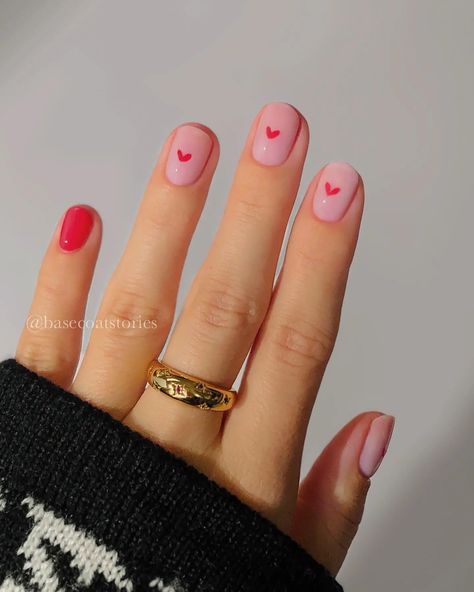 23+ Elegant Short Summer Nail Ideas For 2024 - DrExplains Cute Nails To Do At Home, Short Nails Tutorial, Pink Short Nails Ideas, Nail Polish Short Nails, Really Short Nails Ideas, Short Summer Nail Ideas, Easy Diy At Home, Nails For Valentines, Toothpick Nail Art