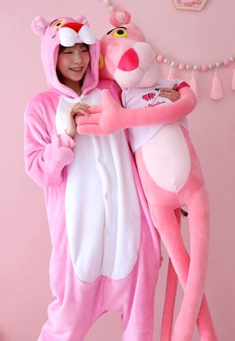 Los kigurumi con pijamas perfectas para dormir calientitas Kawaii Pjs, Animal Costumes For Adults, Sleep Ware, Pink Panther Cartoon, Animal Onesies, Onesie Costumes, Cute Onesies, Cute Sleepwear, Pajama Outfits