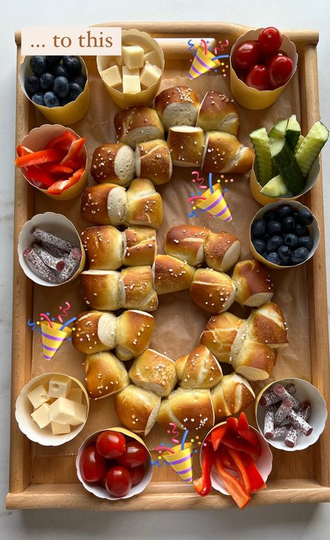 Simple Birthday Party Snacks, Kindergarten Party Food, Charcuterie Board Kids Party, Easy Birthday Food, Finger Foods For Kids Birthday Party, Birthday Snacks Ideas, Kids Party Buffet, Birthday Finger Foods, Birthday Party Snacks For Kids