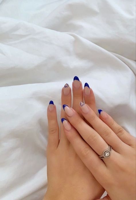 Sapphire French Tip Nails, Almond Royal Blue French Tip Nails, Almond Nails Designs Navy Blue, Dark Blue Oval Acrylic Nails, Simple Dark Blue Nail Designs, White Dark Blue Nails, Sapphire Blue French Tip Nails, Dark Blue And White Nails Short, Nail Inspo For Blue Dress