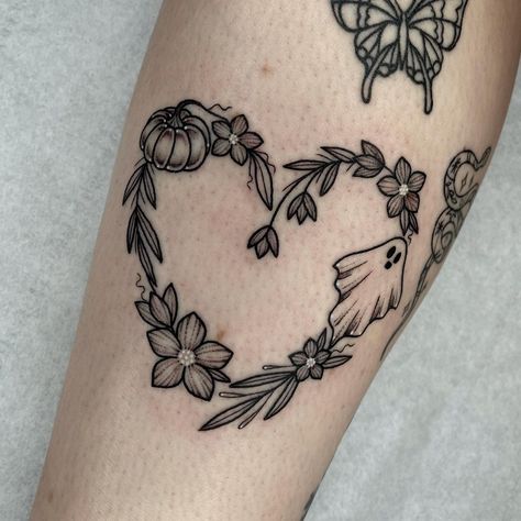 Aesthetic Halloween Tattoos, Cool Ghost Tattoo, Halloween Flowers Tattoo, Halloween Birthday Tattoo, Spooky Girly Tattoos, Halloween Floral Tattoo, Spooky Bff Tattoos, Halloween Flower Tattoo, Knee Heart Tattoo