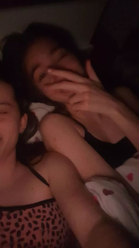 Sleepover Bestie Pics, Best Friend Night Sleepover, Sleepover Besties Aesthetic, Bsf Sleepover Aesthetic, Sleepover Pics Aesthetic, Night Stay With Friends Ideas, Bridgerton Sleepover, Couple Sleepover Aesthetic, Best Friends Sleeping Together