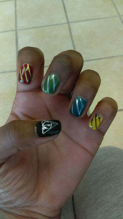 Harry Potter Nail Ideas Simple, Easy Harry Potter Nail Designs, Harry Potter Nails Short, Universal Studios Nail Ideas, Simple Harry Potter Nails, Harry Potter Inspired Nails, Hufflepuff Nails, Universal Nails, Harry Potter Nails Designs