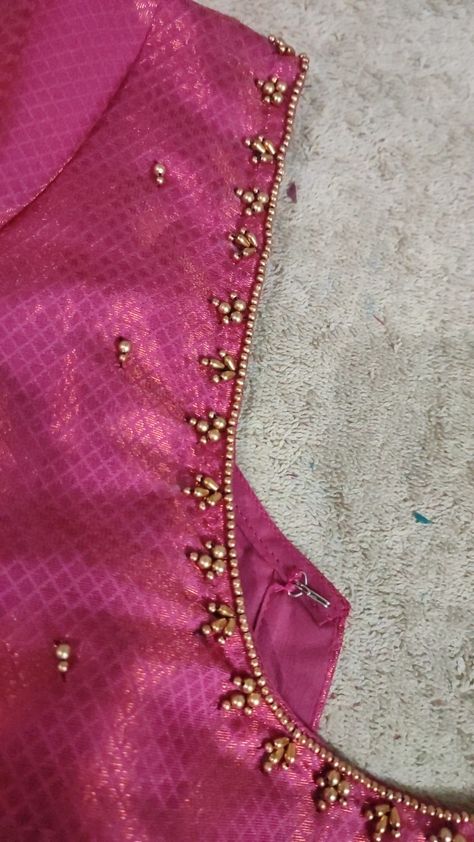 500 Rs Aari Work Design, Aari Work Blouse Simple, Aari Work Blouse Simple Design, Aari Work Designs Pattern Hand Embroidery, Basic Blouse Designs, Saree Blouse Design, Pink Blouse Designs, Handwork Blouse, Blouse Simple