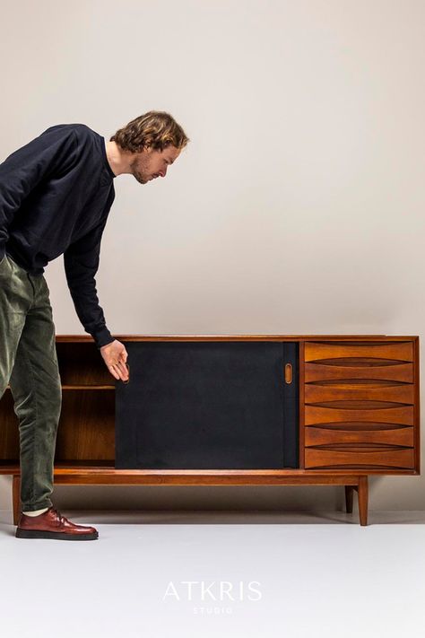 Details of Arne Vodder OS29 sideboard, Denmark 1950s. vintage design | Arne Vodder | teak sideboard | danish design | sibast design | danish interior | danish sideboard | vintage wooden sideboard | Art Deco Credenza, Mid Century Cabinets, Amsterdam School, Retro Sideboard, Danish Interior, Arne Vodder, Vintage Bookcase, Art Deco Cabinet, Shop Counter