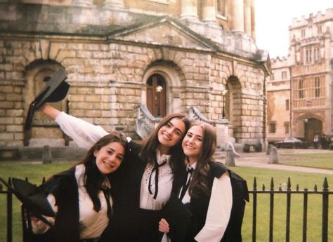 Oxford Graduation Aesthetic, Ivy League Graduation, Oxford Acceptance, Oxford University Student Aesthetic, Oxford University Medical School, Oxford University Students Life, Oxford University Aesthetic Outfit, Cambridge Student Aesthetic, Italian University Aesthetic