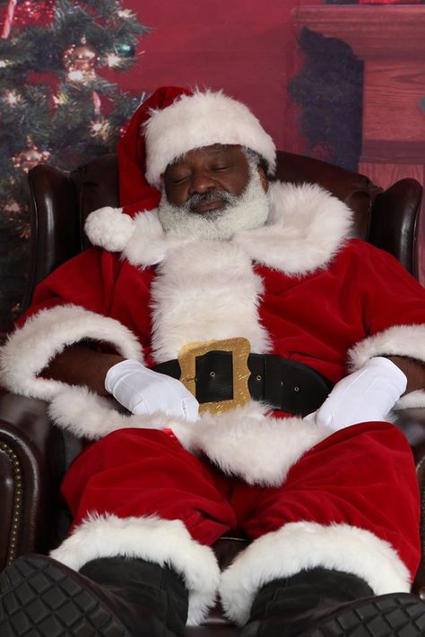 Black Santa Wallpaper, Black Santa Decorations, Black Santa Claus Pictures, Christmas Black People, Black People Christmas, Merry Xmas Greetings, Black Christmas Cards, Christmas Card Wishes, Black Santa Claus